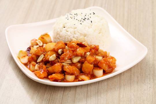 宫保鸡丁盖饭/面 Sautéed Kung Pao Chicken w/ Peanuts Rice/Noodle